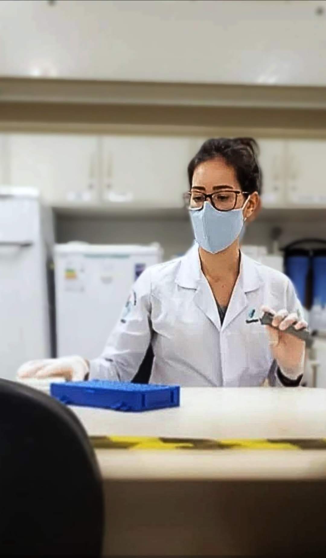 Suelen em ambiente de laboratório durante a pesquisa do doutorado