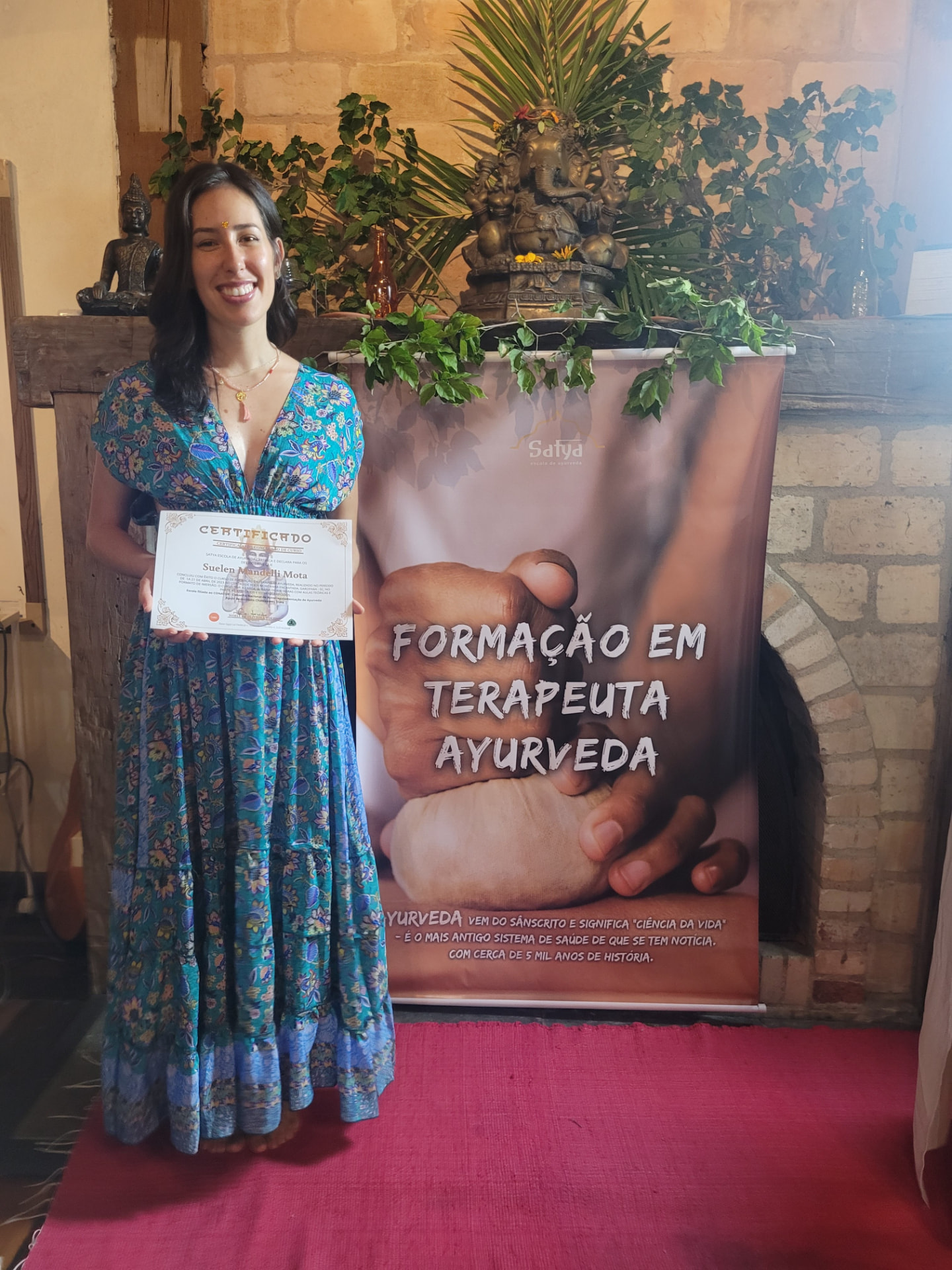 Suelen com o certificado da formação em Terapeuta Ayurveda